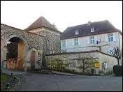 Nous passons sous la Porte du château de Casenove, dans la ville Meurthe-et-Mosellane de Maidières. Nous nous situons donc en région ...