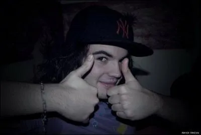 Qui est ce youtubeur qui analyse des clips et des pubs ?