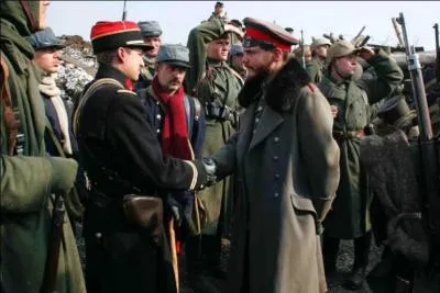 Sorti en 2005, c'est un film de Christian Carion avec Diane Kruger, Benno Fürmann, Guillaume Canet, Gary Lewis… « Frohe Weihnachten » (en trois langues), un des rares moments d'humanité de ce conflit. Moment que les états-majors n'ont jamais admis, accepté, moment de l'histoire (un peu) oublié !