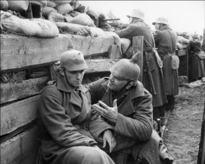 Sorti en 1930, c'est un film de Lewis Milestone avec Louis Wolheim, Lew Ayres, John Wray… Je « REMARQUE » que ce film est une adaptation d'un roman d'un écrivain allemand prénommé Erich Maria. C'est l'histoire de jeunes lycéens endoctrinés par leur professeur. Quel est ce film ?