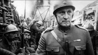 Sorti en 1957, c'est un film de Stanley Kubrick avec Kirk Douglas, Ralph Meeker, Adolphe Menjou… Un général arriviste et en mal de promotion ordonne l'attaque d'un poste trop bien défendu, c'est l'échec. Quel est ce film ?