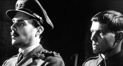 Sorti en 1964, c'est un film de Joseph Losey avec Dirk Bogarde, Tom Courtenay, Leo McKern Un jeune soldat anglais déserte, poursuivi, il est repris. Malgré son défenseur, il sera exécuté. Quel est ce film ?