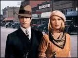 Qui est le réalisateur du film "Bonnie and Clyde" avec Warren Beatty et Faye Dunaway traitant l'histoire de deux célèbres hors-la-loi ?