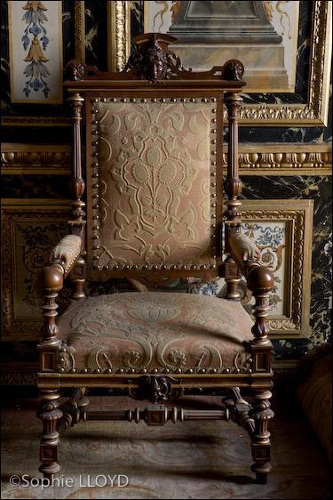 Cette chaise date du Premier Empire.