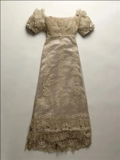 Cette robe date du Premier Empire.