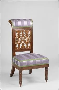 Cette chaise date du Premier Empire.