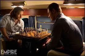 Que se passe-t-il lorsque Charles et Erik se revoient pour la première fois dans "Jours d'un avenir passé" ?