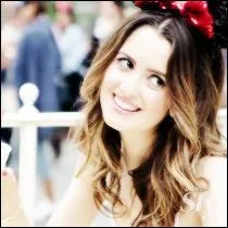 Quel est le compte Twitter de Laura Marano ?