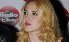 Quel est le nom du Twitter de la meilleure amie de Martina Stoessel, Mercedes Lambre ?