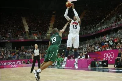 En basket, un panier à trois points est un tir réussi à longue distance. Quelle est la distance minimale pour réussir un tel panier selon les règles internationales ?