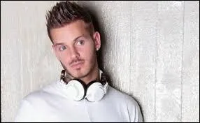 Comment s'appelle ce chanteur ?