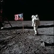 Le 21 juillet 1969, Neil Armstrong est le premier homme à poser le pied sur la Lune, ils étaient trois pour cette mission, lequel est resté en orbite ?