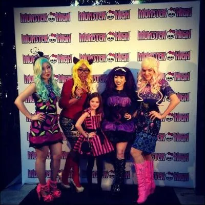 Qui est cette jeune youtubeuse américaine qui est allée à l'avant-première du film "Monster High : Frights, Camera, Action ! " et qui fait beaucoup de vidéos du genre.