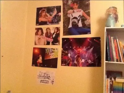 Avec qui Esmeralda complote-t-elle ?