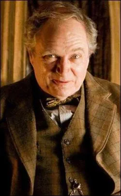 Quelle est la raison pour laquelle Dumbledore voulait que le professeur Slughorn revienne enseigner à Poudlard ?