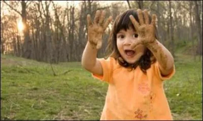 DRIIIIIINNNGG ! La sonnerie retentit ! Vous vous dépêchez de rentrer chez vous mais vous courez trop vite et tombez dans une flaque de boue ! Vous êtes tout(e) sale et votre mère vous regarde d'un air étonné. Que dites-vous ?