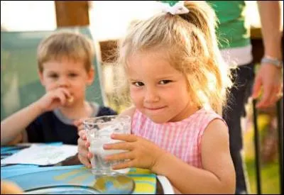 Votre mère vous sert un verre d'eau. Que dites-vous ?
