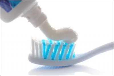 Le soleil se lève, vous vous réveillez. Vous déjeunez puis allez vous laver les dents mais il n'y a plus de dentifrice ! Que dites-vous ?