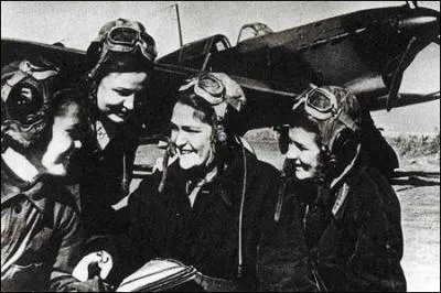 L'armée de l'air française n'a ouvert les portes du métier de pilote de chasse aux femmes qu'en 1995. Cette année-là, le lieutenant Caroline Aigle a intégré l'École de l'air, puis est devenue la première femme pilote de chasse en 1999. Et pourtant, pendant la 2e Guerre mondiale, il y eut des femmes pilotes de chasse. Dans quelle armée ou quelles armées ?
