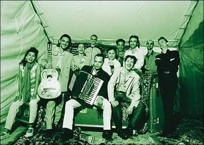 Avez-vous reconnu ce groupe ? Si oui, dites-vous bien qu'il fait beau, qu'il fait chaud et qu'enfin ...