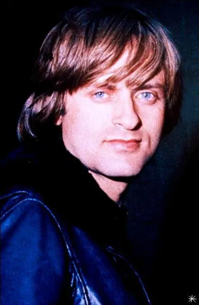 Loin de toi je me demande - Pourquoi ma vie ressemble - A une terre brûlée !