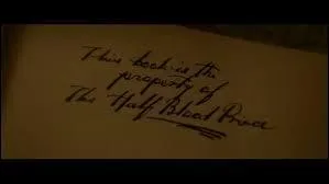 Dans "Harry Potter 6", Harry n'ayant pas son manuel avancé de préparation de potions, le professeur Slughorn lui donne un vieux livre très abîmé et remarque qu'il appartient à un certain prince de sang-mêlé (dont on découvre l'identité à la fin du tome). Quelle est la particularité de ce livre ?