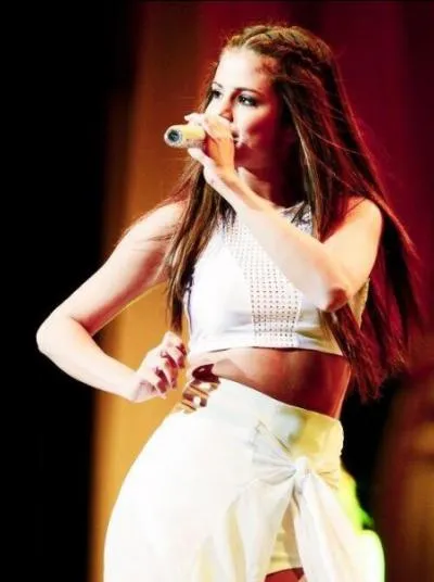 Chante-t-elle "Hit The Lights" à son concert ?