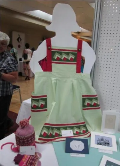 Le 2e prix pour le tablier avec séminole a été remporté par une dame du Cercle de Fermières de Cowansville au Congrès provincial 2014. En 1967, une nappe damassée fut choisie pour faire partie des fêtes du Centenaire de la Confédération canadienne, cette nappe a fait le tour du Canada.