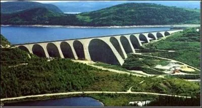 Les Cercles de Fermières de Fermont, Havre-Saint-Pierre, Sept-Îles, Tadoussac font partie de cette Fédération. Le plus grand barrage à voûtes multiples et à contreforts au monde se trouve dans cette région, c'est le barrage Manic 5 ou Daniel Johnson.