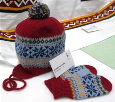 Au Congrès provincial, aux Concours d'arts textiles - classe tricot, Mme Giasson du Cercle de Fermières de Maniwaki a obtenu le 1er prix pour son bonnet et ses mitaines.