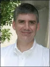 Quel est le nom de l'écrivain ?