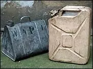 Ce bidon est parallélépipédique. Quel autre nom synonyme peut-on lui donner ?