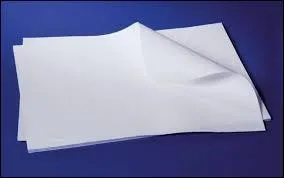 Une feuille de papier avance dans l'eau ; que dit-elle ?