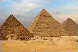 Dans quel pays peut-on trouver ces trois célèbres pyramides dont l'une est la seule merveille du monde qui n'a pas été détruite ?