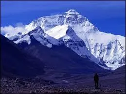 Voici la plus haute montagne du monde, l'Everest qui se situe ...