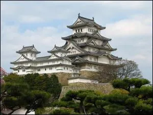 Voici le château Himeji, seul château en bois encore en vie. Dans quel pays se situe-t-il ?