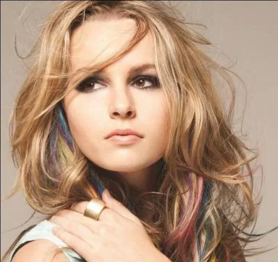 Bridgit Mendler est le personnage principal de quelle srie Disney Channel ?