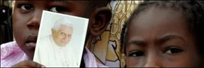 Des propos du pape Beno�t XVI tenus lors de son voyage en Afrique ont divis� les catholiques. Lesquels?