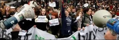 En janvier, deux policiers des ex-RG se sont rendus dans un lyc�e du Perreux-sur-Marne pour interroger la proviseure au sujet de deux �l�ves. Pour quel motif?