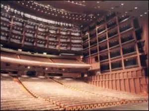 Sur la route de tes vacances, tu te dois d'assister au concert de musique classique dans le magnifique Palais des congrès, Le Corum, en Languedoc-Roussillon. Tu cherches donc la ville de :