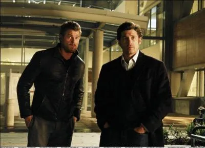 Pourquoi dans la saison 4 Derek frappe-t-il Mark ?