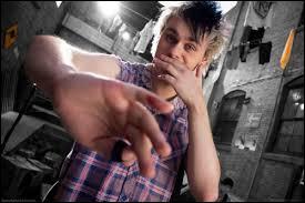 De quel instrument joue-t-il dans les 5 Seconds Of Summer ?