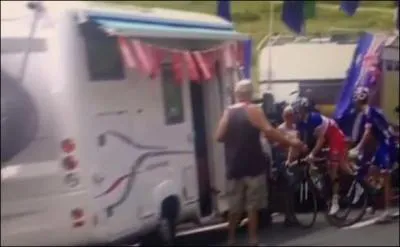 14ème étape , un coureur s'arrête pour utiliser les toilettes d'un camping-car garé sur le bord de la route ; quel est ce coureur ?