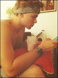 Dans quel fast-food travaillait-il avant les 5SOS ?