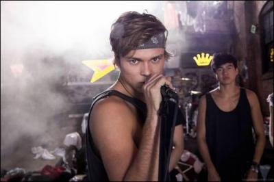 De quel instrument joue-t-il dans le groupe 5 Seconds Of Summer ?