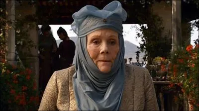 Cette vieille femme à la langue acérée est également appelée :