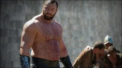 Quel est le surnom de cette masse de muscles réputée pour sa violence au combat ?