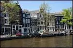 La plupart des maisons qui bordent les canaux d'Amsterdam ont été construites par de riches marchands du Xiie siècle, le Siècle d'Or. A quoi reconnaît-on les plus cossues ?