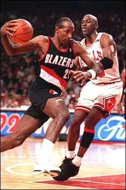 Complétez le surnom de Clyde Drexler, le légendaire joueur de Portland : "Clyde the ___".