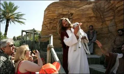"The Holy Land Experience" est un parc à thème religieux à Orlando aux Etats-Unis ; que propose-t-il à ses visiteurs ?